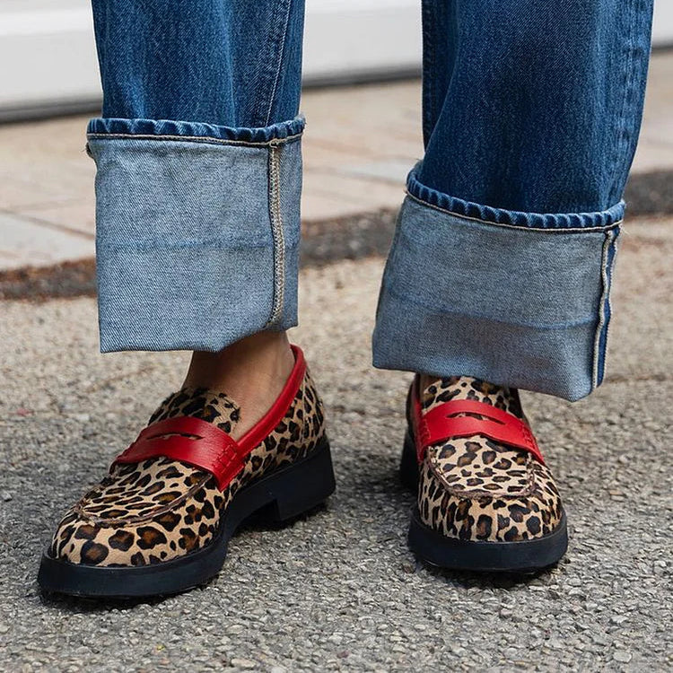 LEOPARDMÖNSTRAD LOAFER MED RÖD DETALJ