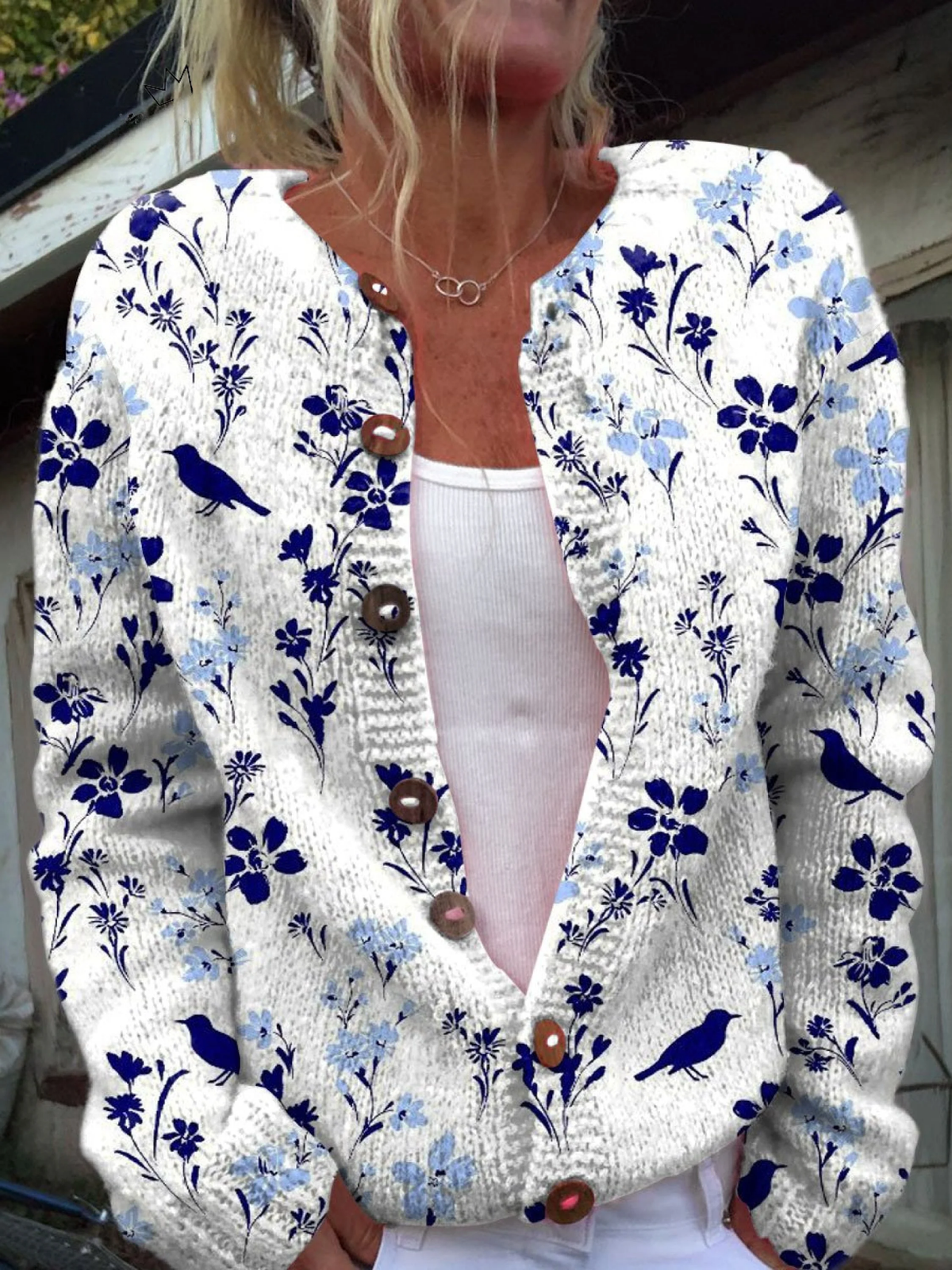 Inger – Stickad kofta med blommor och fåglar