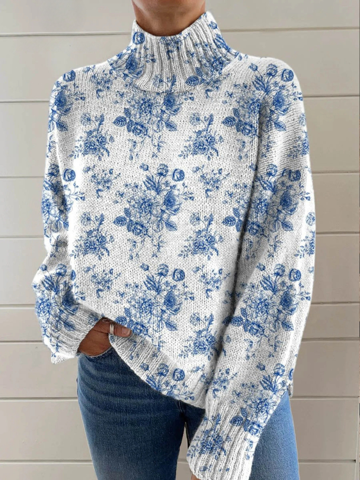 Sigbritt – Stickad polotröja med blommönster
