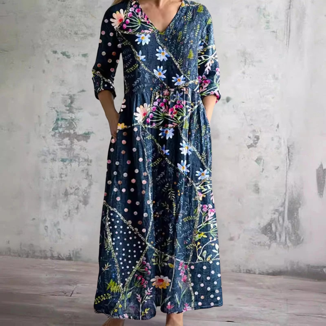 Berit – Blommig maxiklänning med prickigt mönster