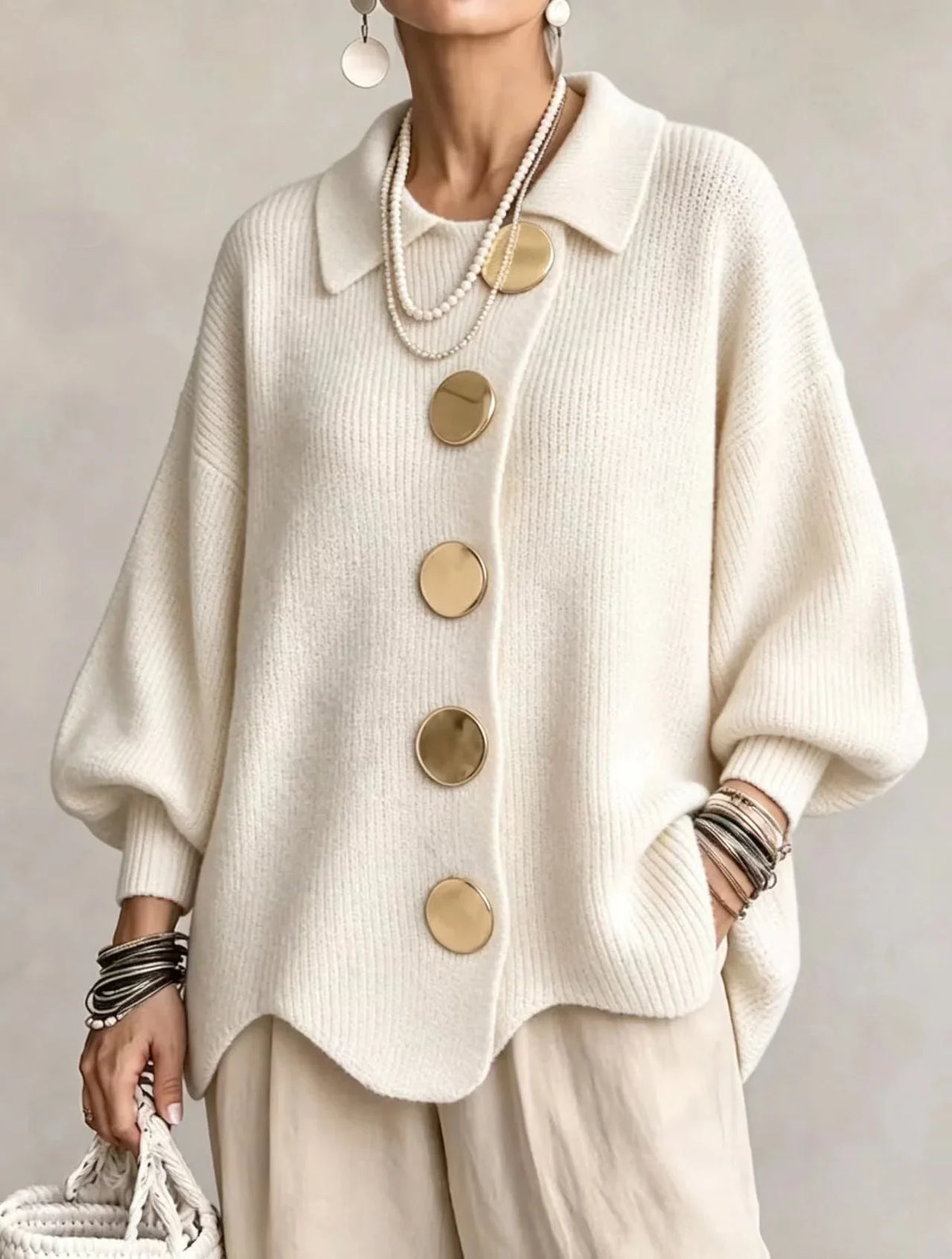 Karin – Oversized kofta med stora guldknappar