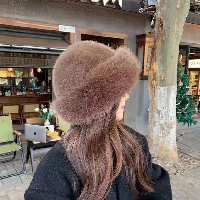 Svanhild – Fluffig hatt med plyschkant