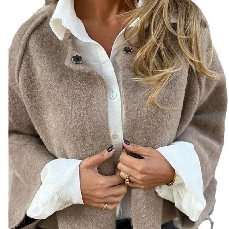 Charlotta – Kort kofta med eleganta knappar