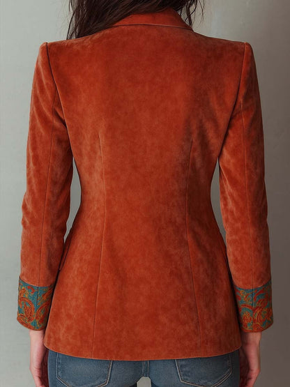 Marita – Sammetskavaj med ornamentbård