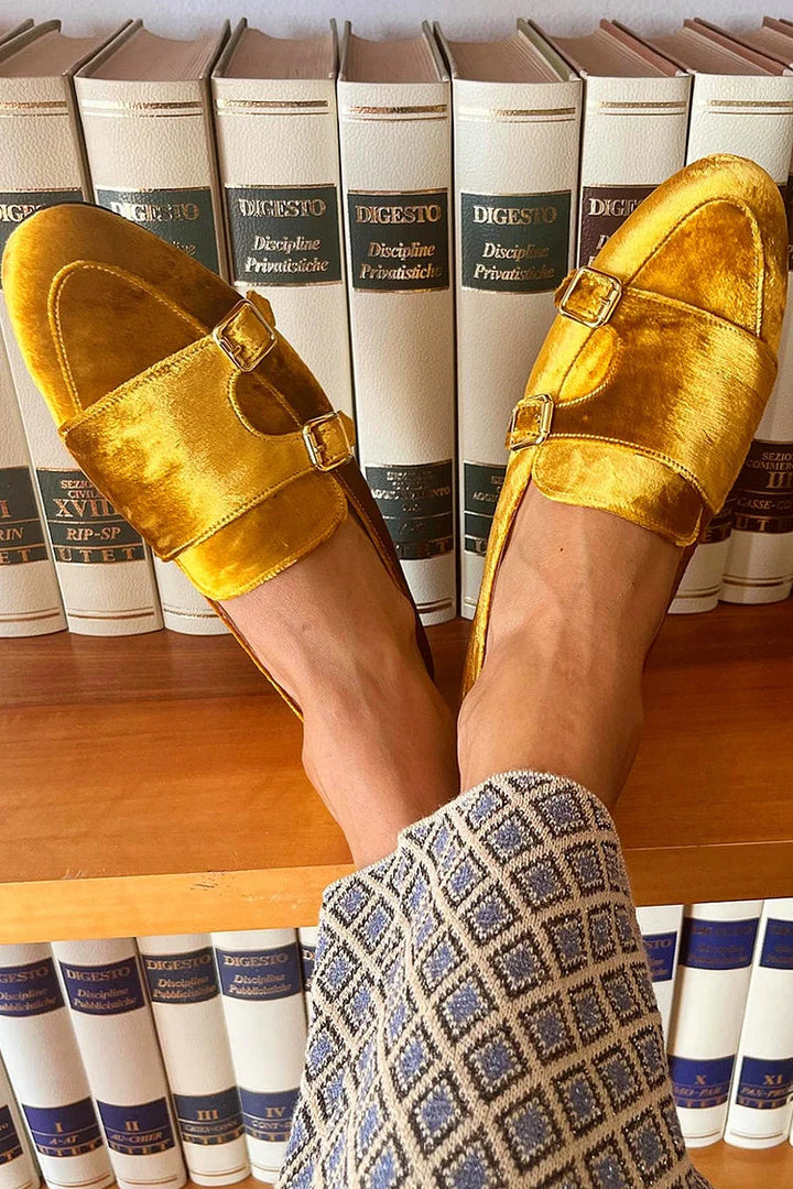 Frida – Sammetsloafers med dekorativa spännen