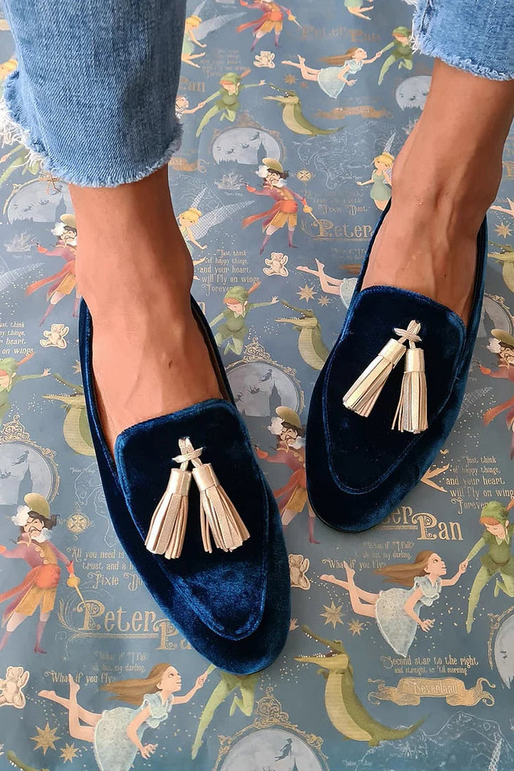 Hedvig – Eleganta loafers i midnattsstil med champagnefärgade tofsar