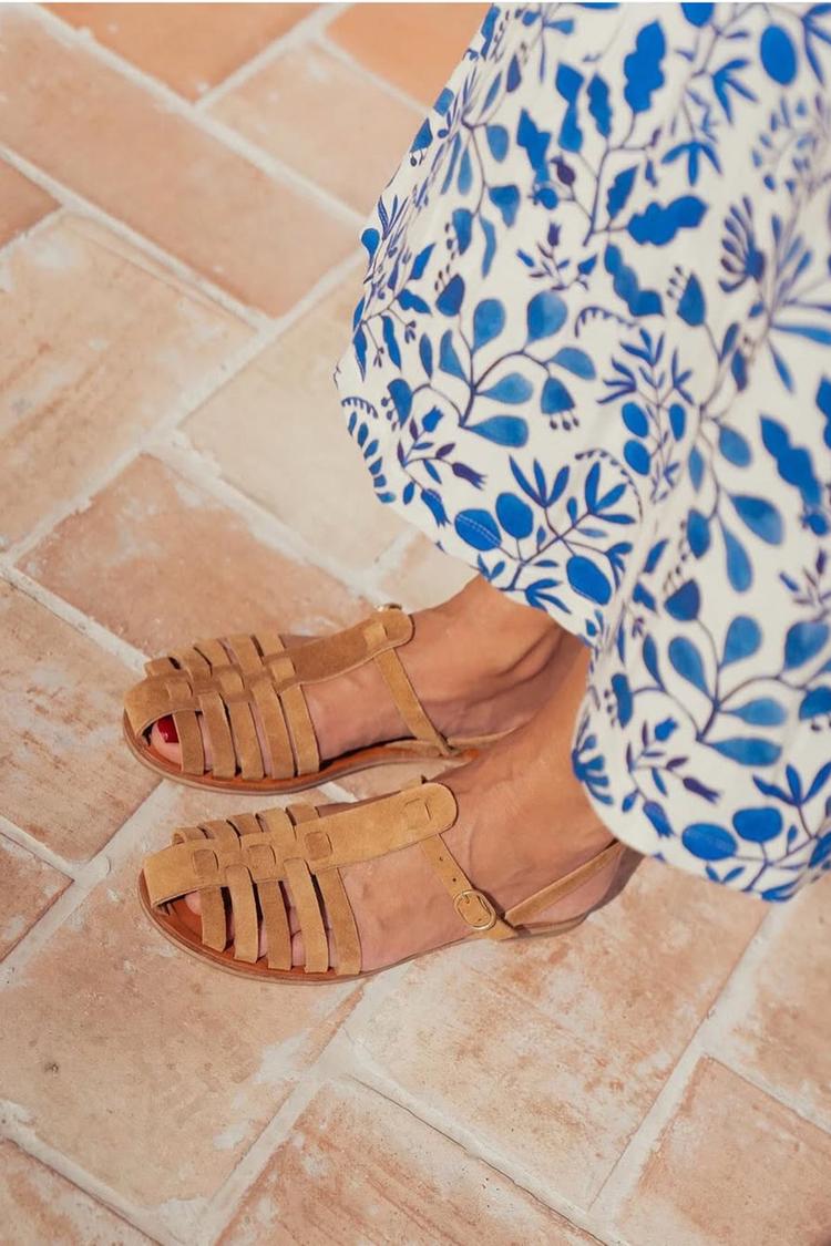 Yvonne – Flätade sandaler med spänne och T-rem