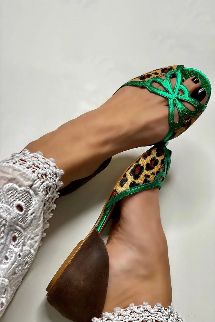 Sara – Platta sandaler med cut-out och leopardmönster