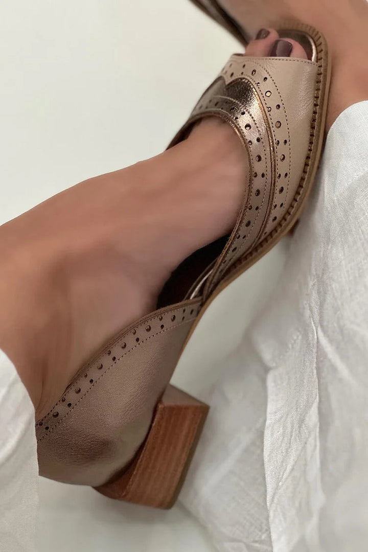 Emelie – Slip-on med blockklack och broguedetaljer