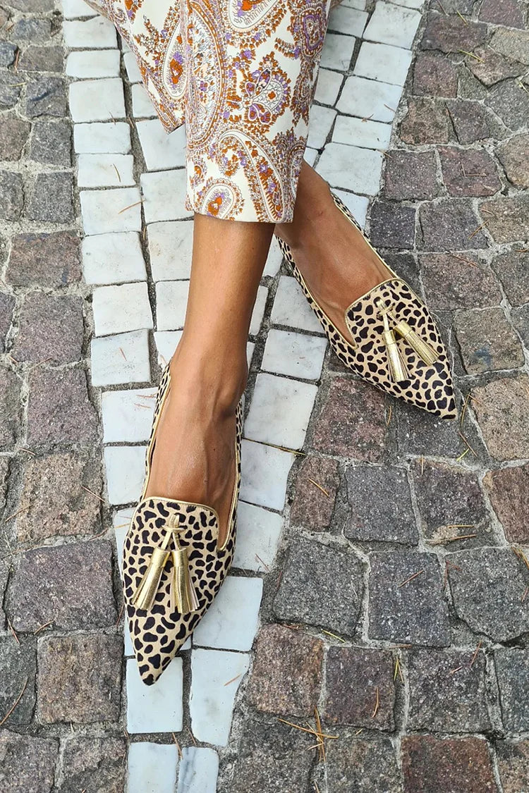 Ingrid – Spetsig loafer med tofsprydnad