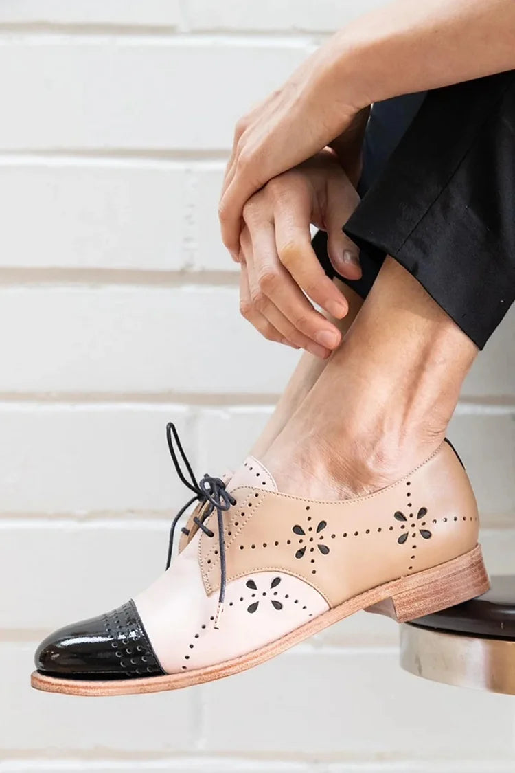 Josefin – Oxfords med blombrodering och snörning