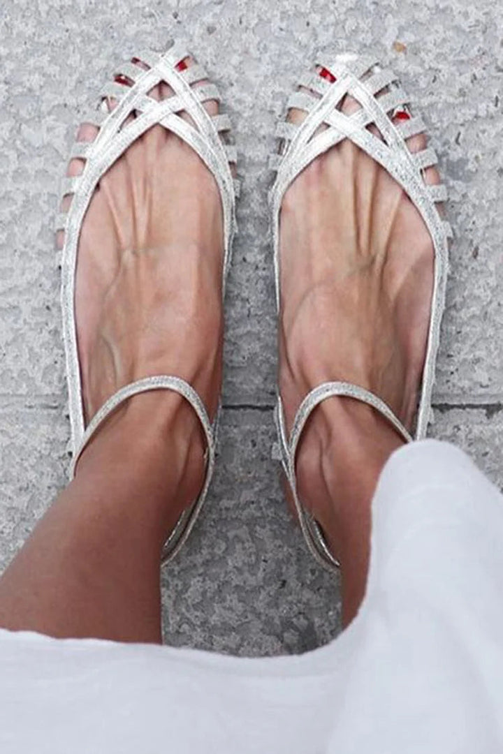 Linnea – Spetsiga sandaler med cut-out och ankelrem