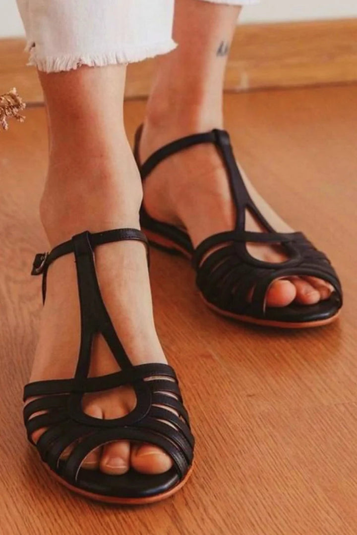 Nina – Platta sandaler med cut-out och T-rem