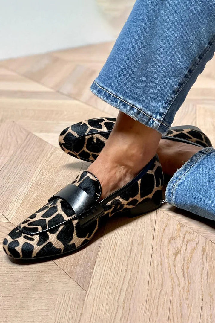 Harriet – Djurmönstrad loafer med elegant detalj