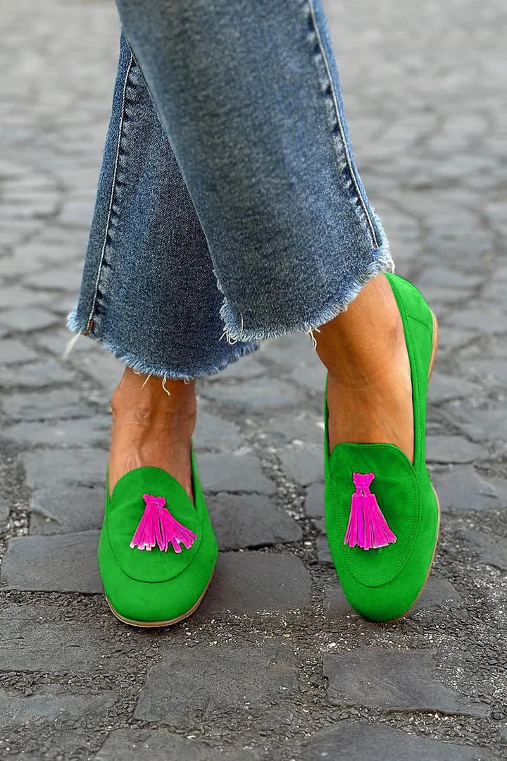 Karin – Grön loafer med fuchsiafärgade fransar