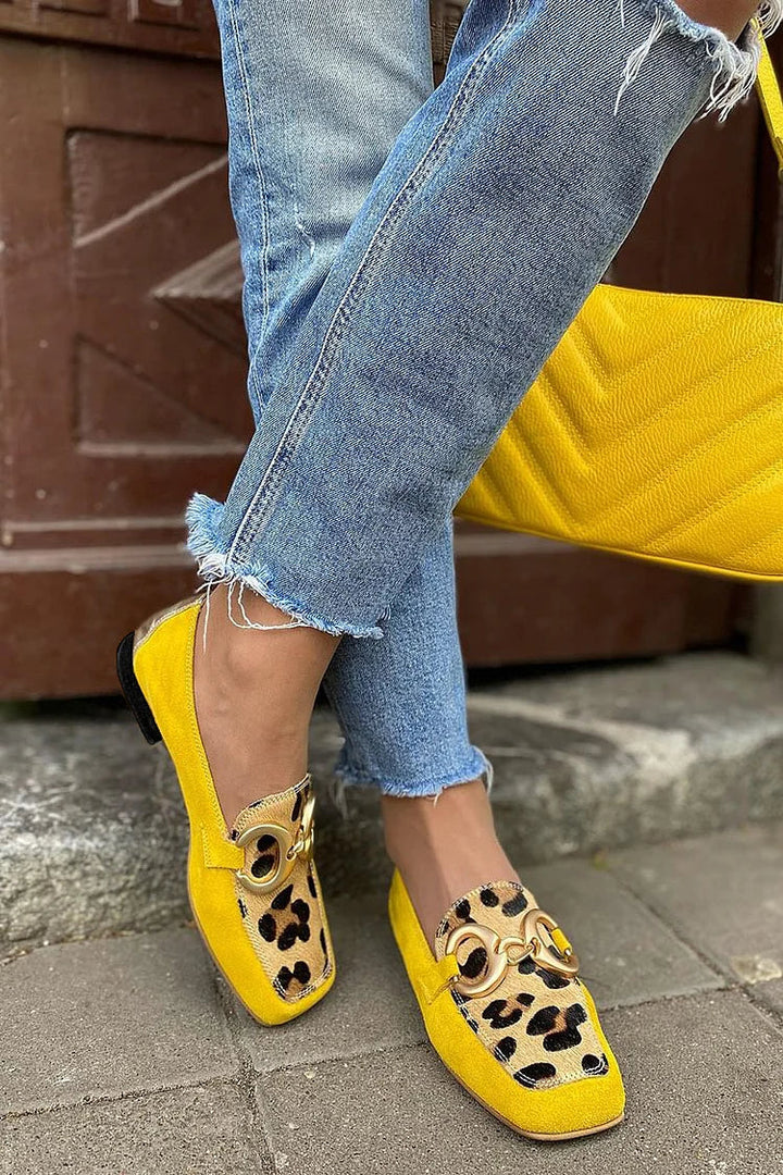 Karin – Gul loafer med djurmönstrad detalj