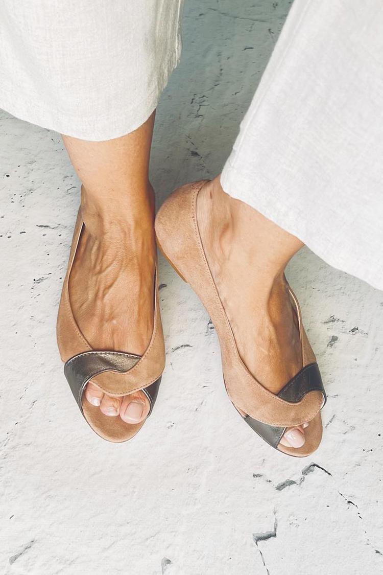 Mikaela – Platta peep toe-sandaler med metalldetalj
