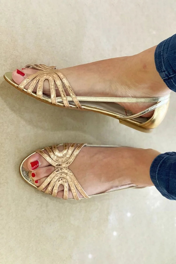 Hjördis – Platta sandaler med utskurna detaljer