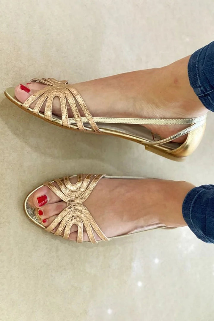 Hjördis – Platta sandaler med utskurna detaljer