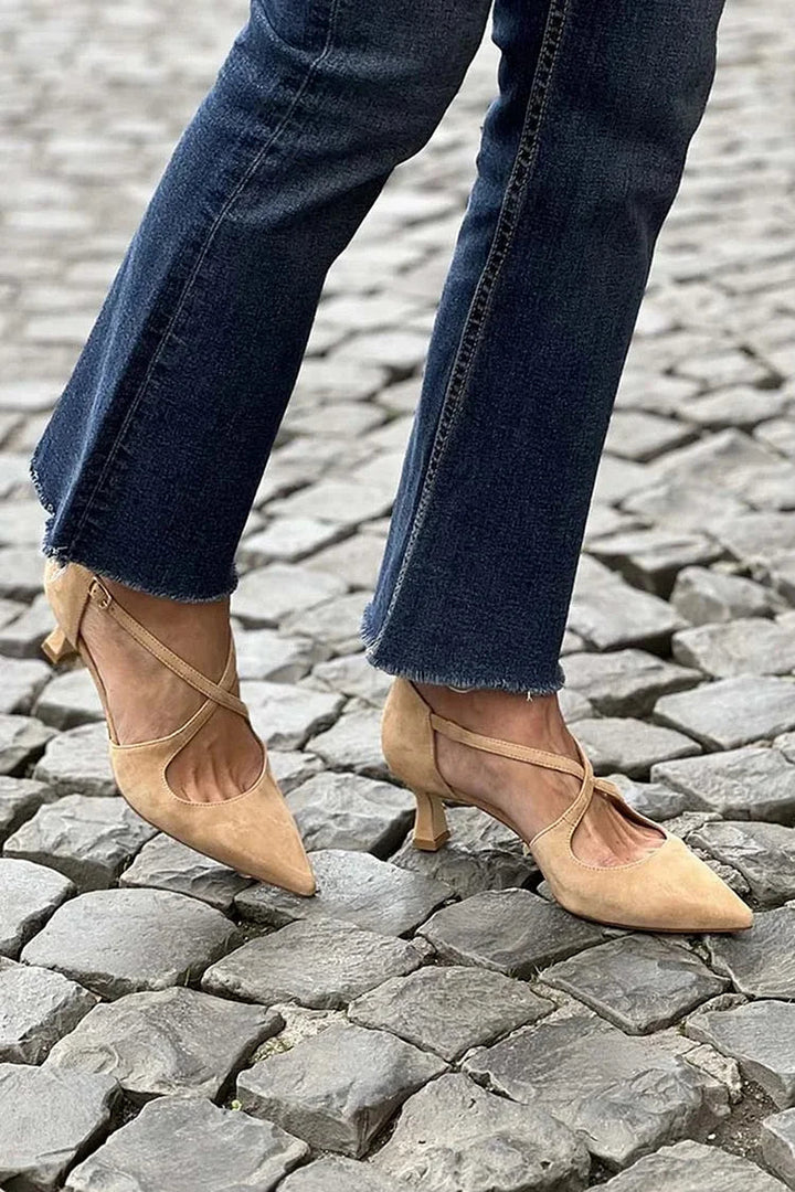 Ulrika – Spetsig pumps med korslagda remmar