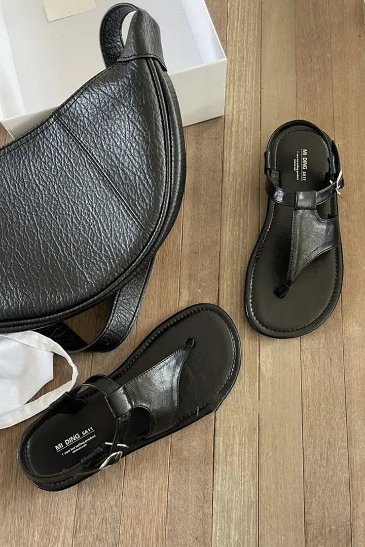 Filippa – Platta sandaler med tåskilje och spänne