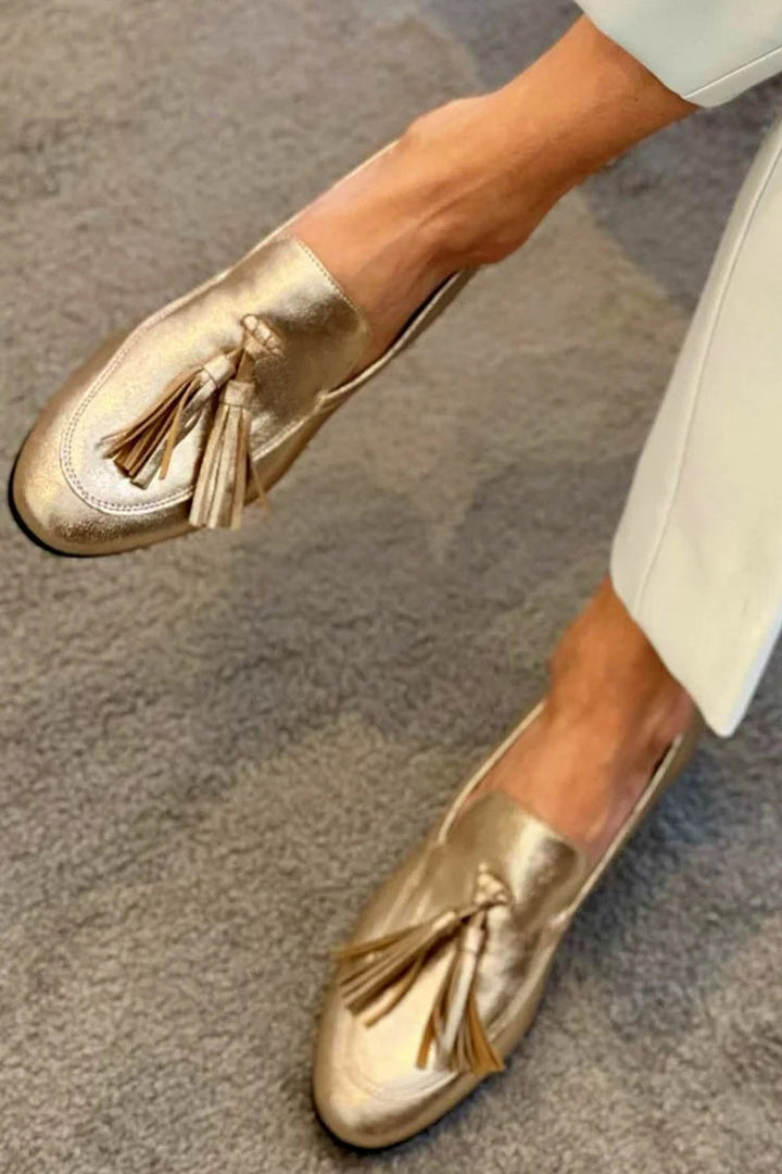 Ester – Glansig loafer med tofsprydnad