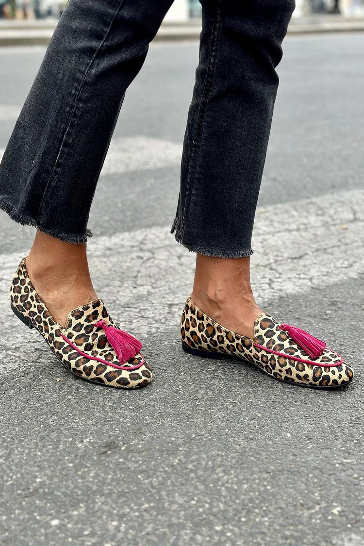 Anita – Djurmönstrad loafer med fuchsiafärgade fransar