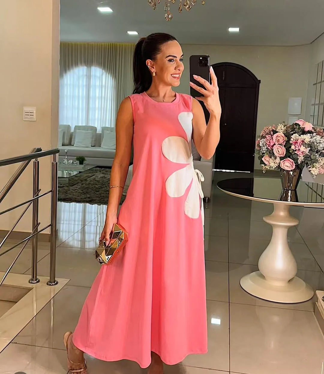 Louise – Ärmlös maxiklänning med blomapplikation