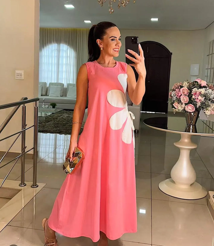 Louise – Ärmlös maxiklänning med blomapplikation