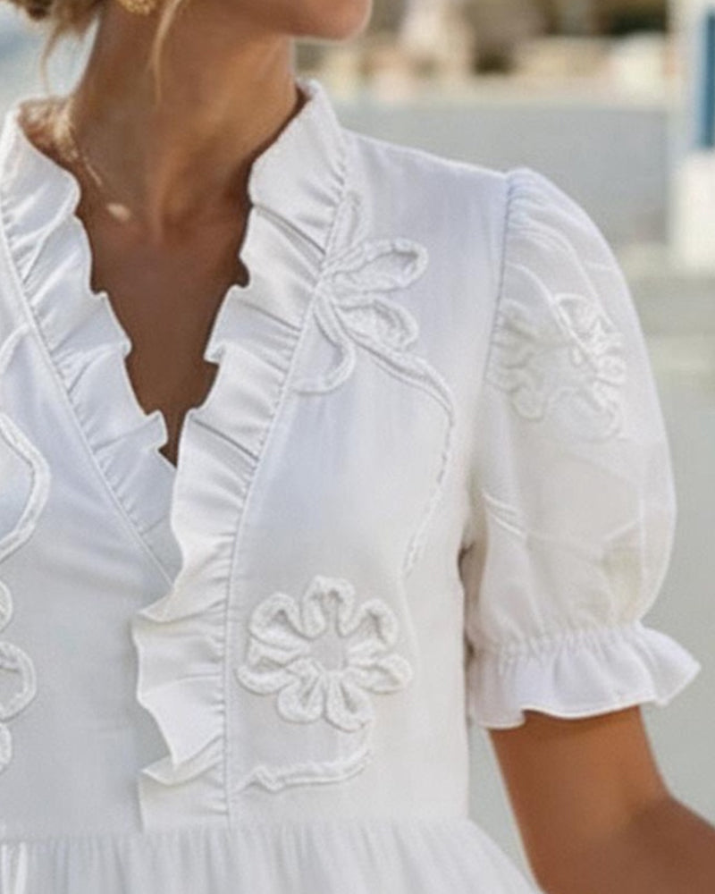 Emelie – Broderad klänning med puffärm och volangkrage