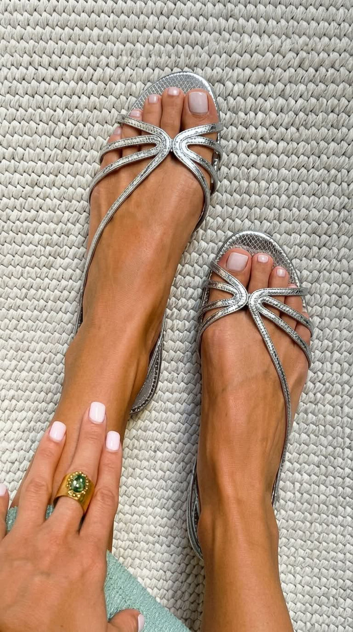 Dagny – Sandaler med korslagda remmar och ormskinnsmönster