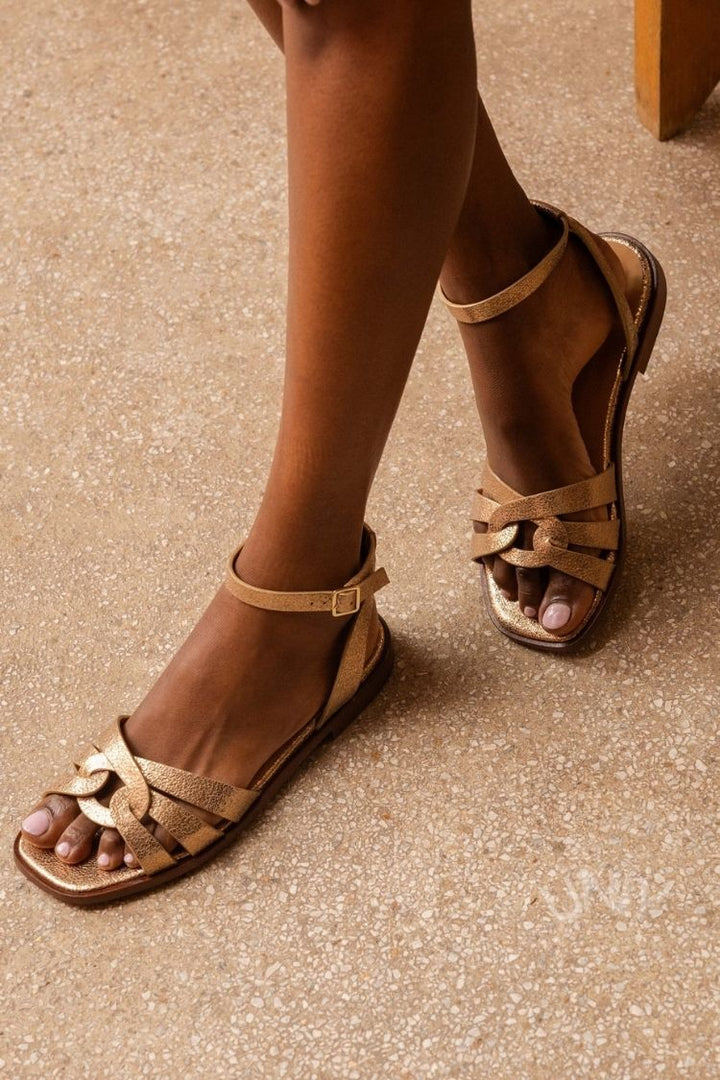Linn – Platta sandaler med korsade remmar