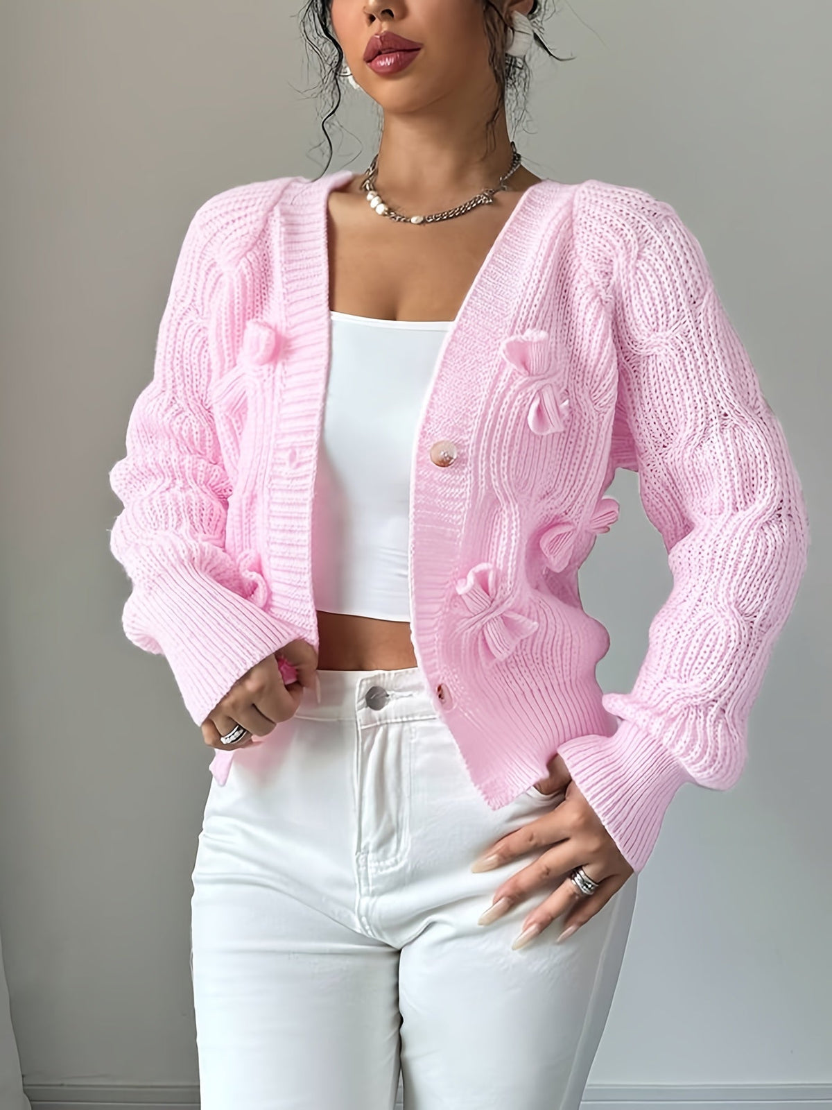 Lilly – Stickad kofta med rosettdetaljer