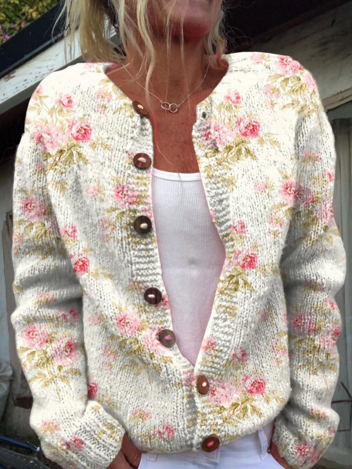 Gabriella – Stickad kofta med blommönster