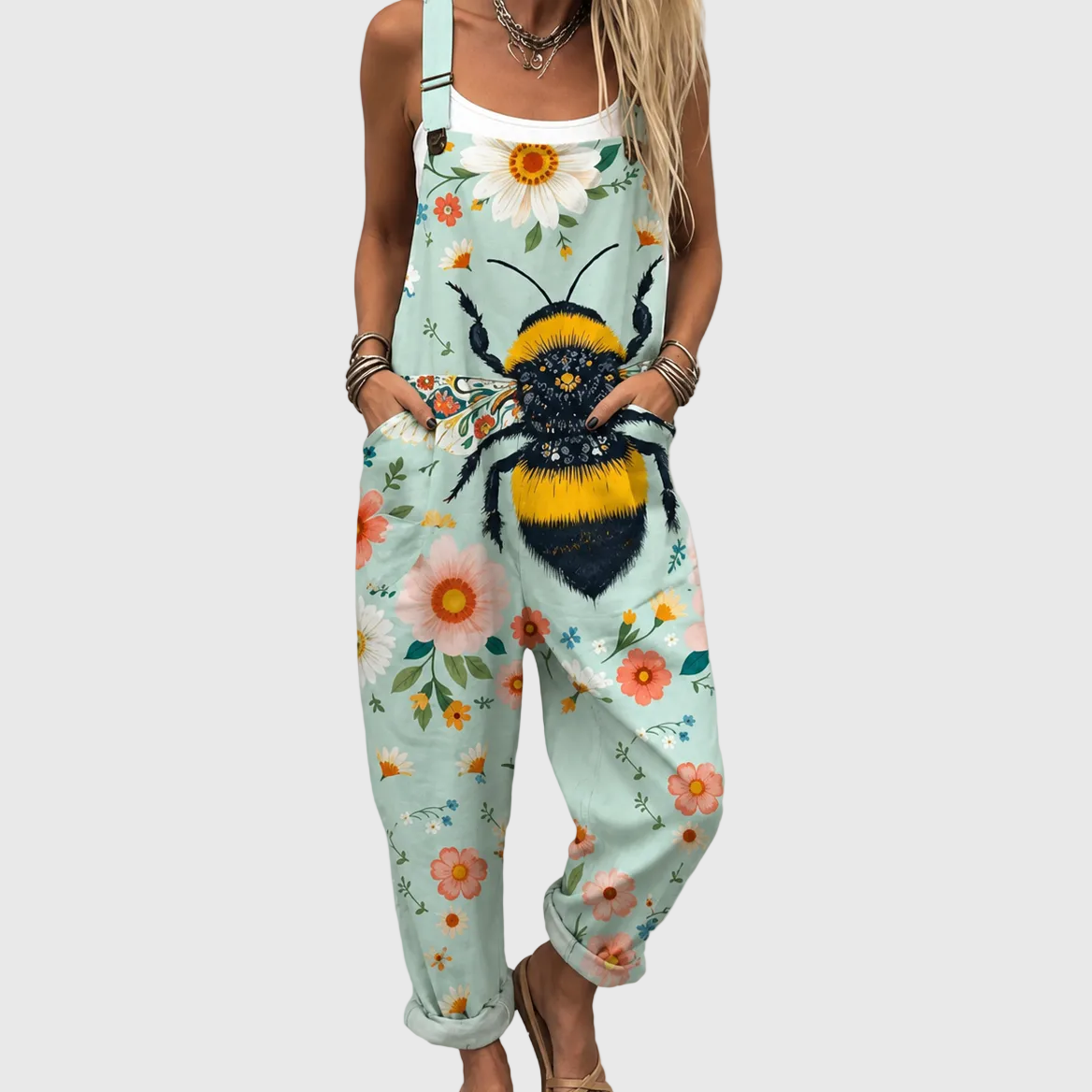 Anneli – Hängselbyxor med blommor och humla