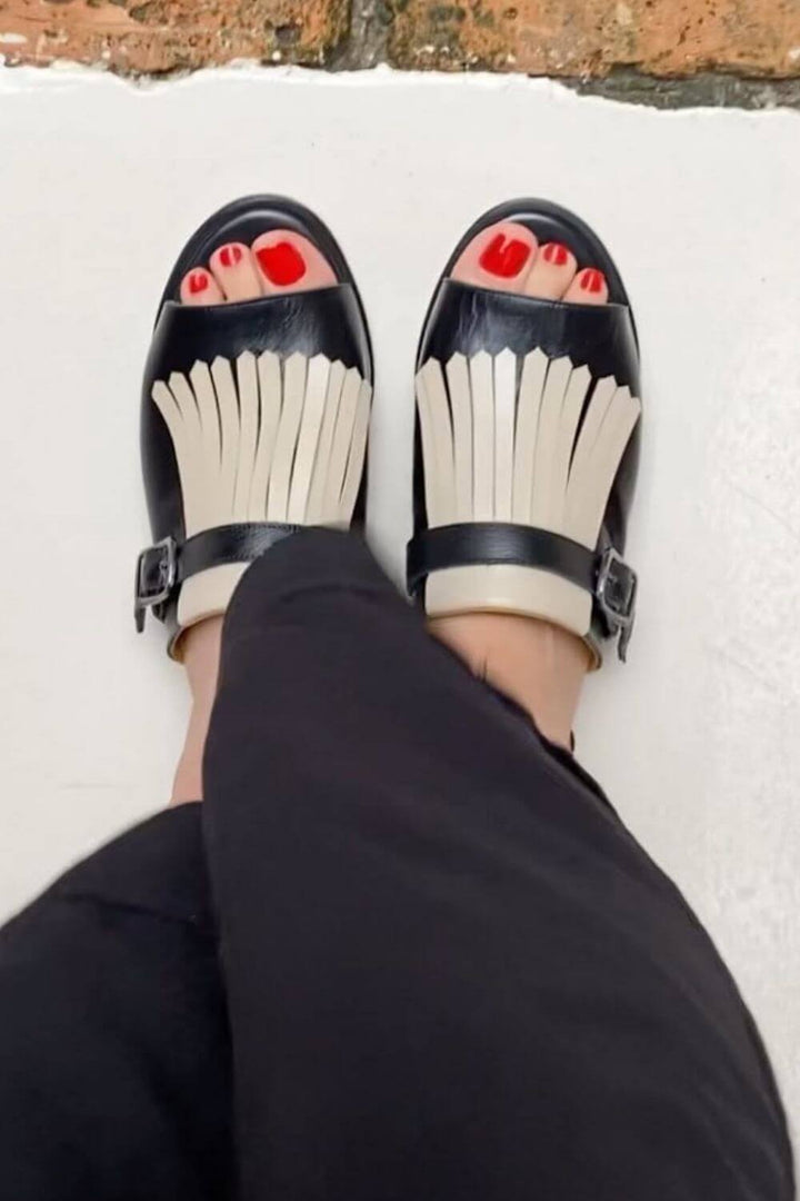 Vendela – Sandaler med fransar i kontrastfärg
