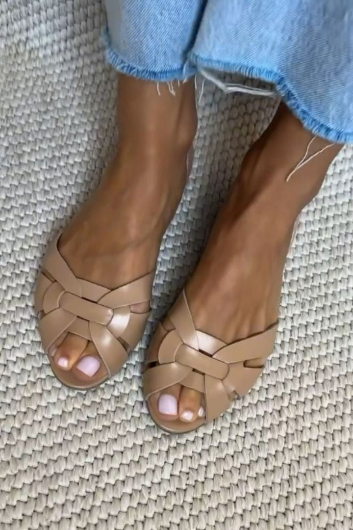 Beata – Flätad peep toe-sandal med korsade remmar