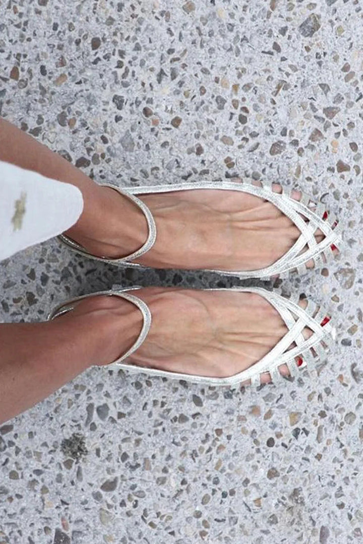 Linnea – Spetsiga sandaler med cut-out och ankelrem