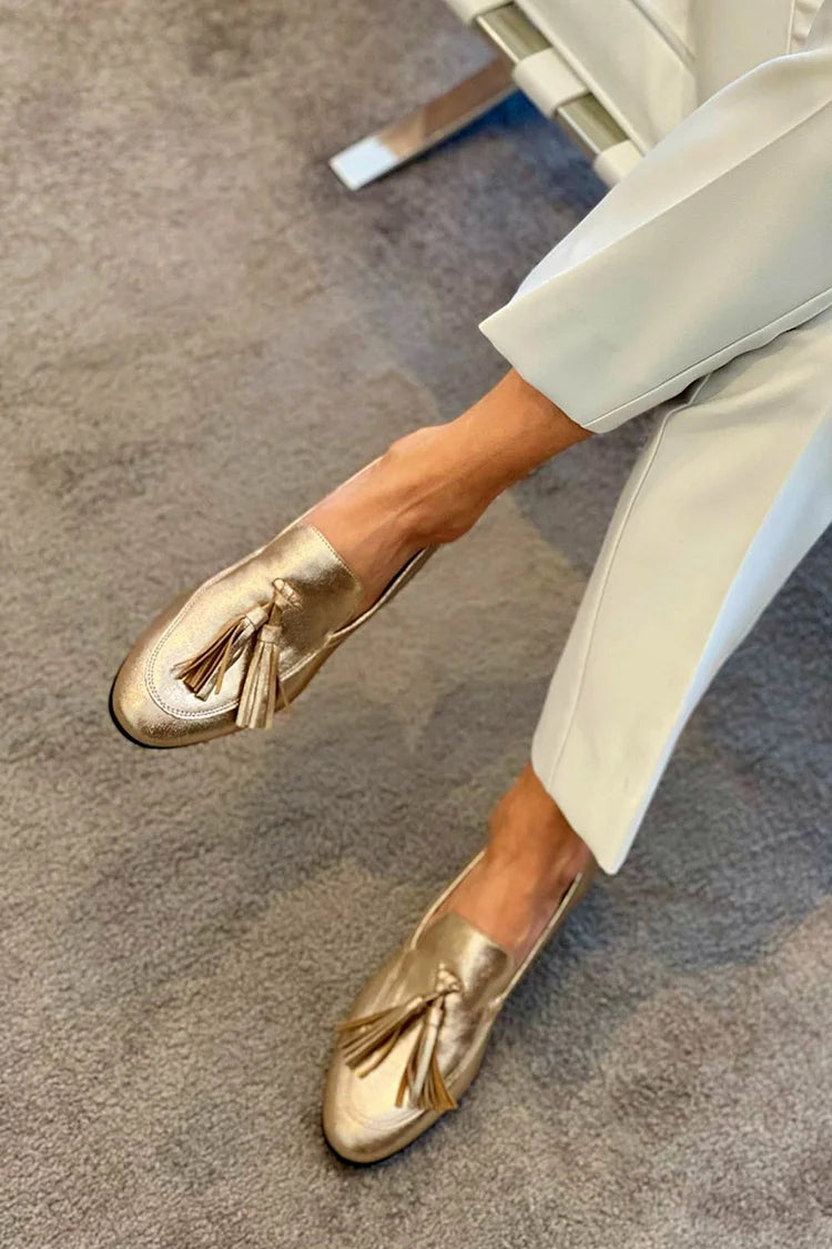 Ester – Glansig loafer med tofsprydnad