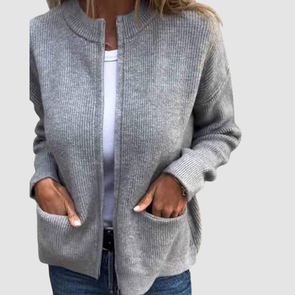 Pernilla – Stickad kofta med dragkedja och fickor