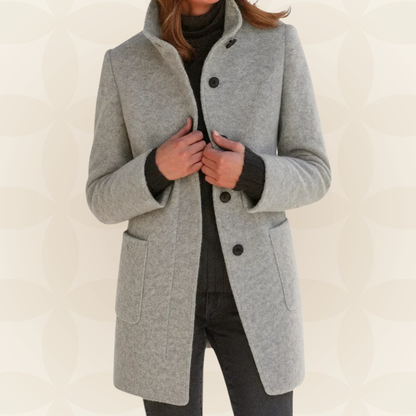 Gunilla – Elegant kappa med hög krage