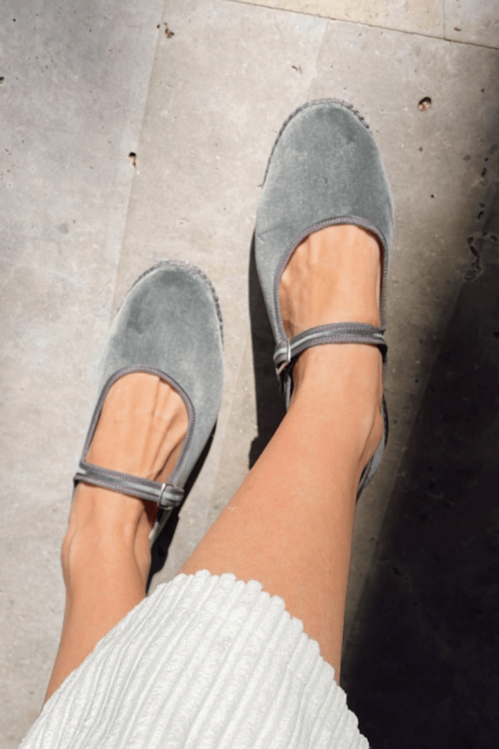 Sylvia – Sammetsballerina med ankelrem och spänne