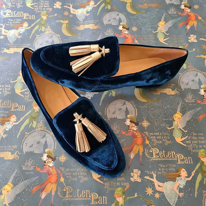 Hedvig – Eleganta loafers i midnattsstil med champagnefärgade tofsar