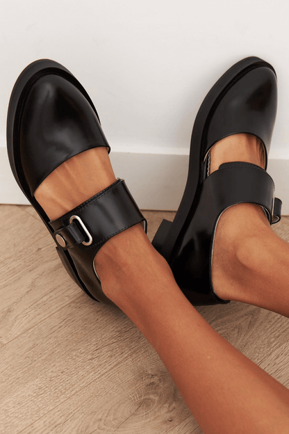 Svea – Loafers med spänne och cut-out detalj