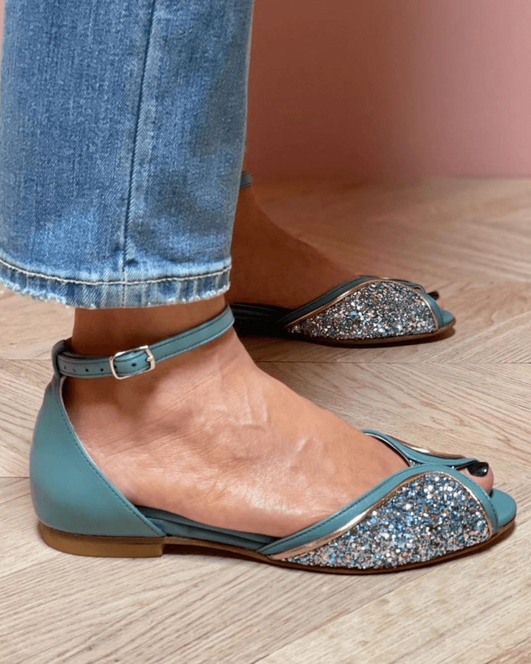 Viveka – Platta sandaler med glitterdetaljer