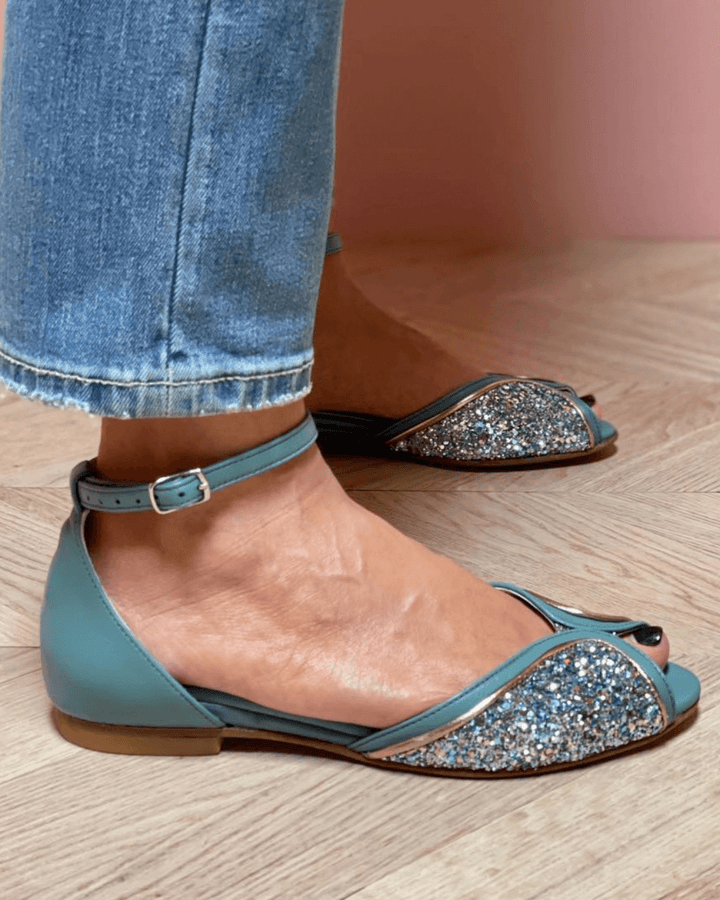 Viveka – Platta sandaler med glitterdetaljer