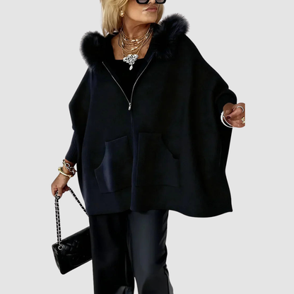 Greta – Ponchokappa med fluffig huva