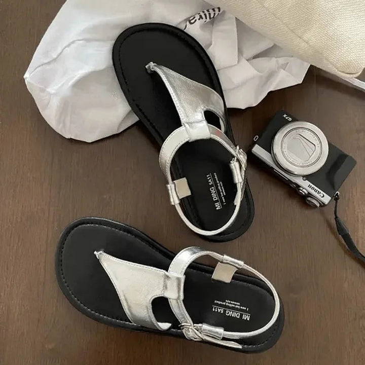 Filippa – Platta sandaler med tåskilje och spänne