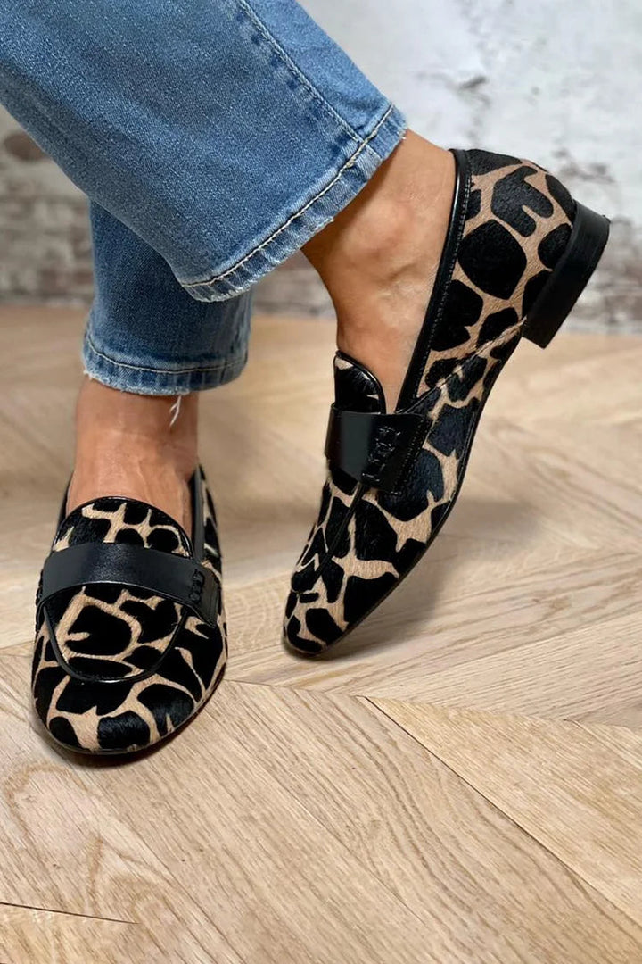 Harriet – Djurmönstrad loafer med elegant detalj