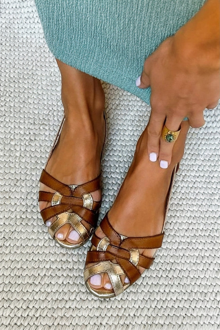 Karin – Flätade sandaler med metallicdetaljer